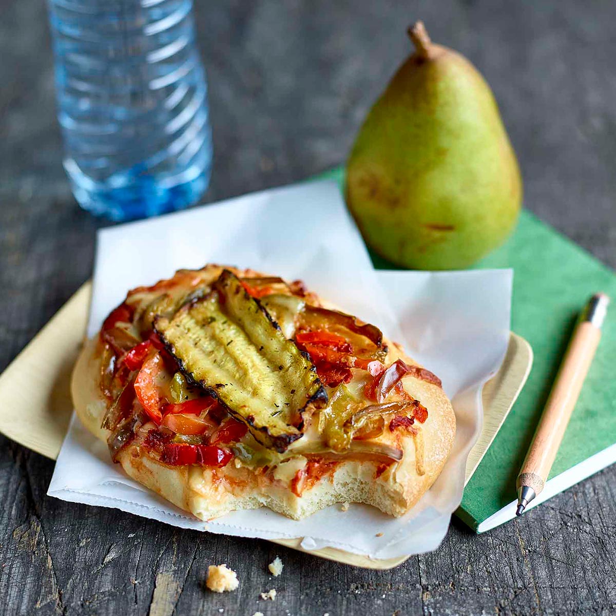 Einzelne Fougasse Paprika und gegrillte Zucchini