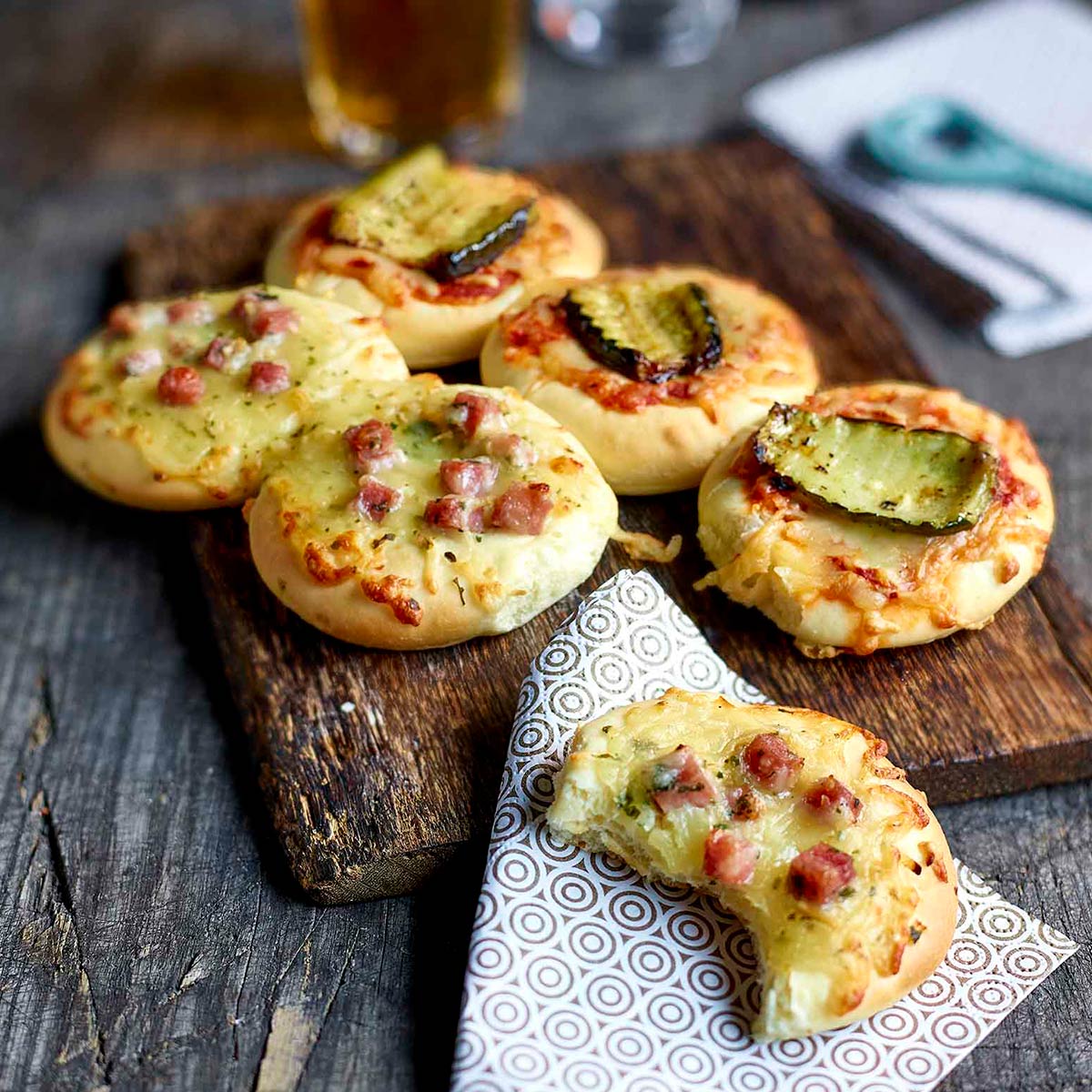 Duo-Pizzen Käse, Petersilienschinken und gegrillte Zucchini